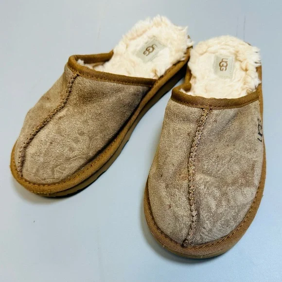 Kids size 4 Ugg slip on shoes - Picture 1 of 5